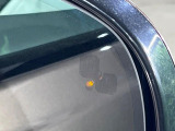 ◆ブラインドスポットモニター『左右斜め後ろを平行して走る車を認識し、車線変更の際に危険を察知するとドライバーへ警告を促します。夜・雨・トンネル内など走行時の環境が悪い時ほど便りになる安全装置です。』