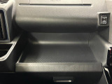 助手席側のインパネトレイは大きくてボックスティッシュも置けます!USBソケット付きでスマホの充電もできます♪