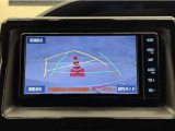 バックガイドモニター付きです。車の後方に小型カメラが付いており、バックする際の後方の様子をモニター上に表示します。