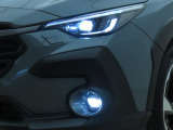アダプティブドライビングビーム搭載。ヘッドランプに内蔵されたシェードによってハイビーム照射範囲を無段階で調整。前方車両(対向車・先行車)の検知には高性能なアイサイトのステレオカメラを使用しています。