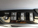 パワーウィンドウスイッチで運転席から全席の窓の開閉ができます。