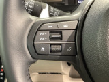 ステアリングにオーディオ操作スイッチが付いています。オーディオ画面に直接タッチしなくても操作が出来ますので、運転に集中できます。