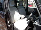 運転席は上下調節可能なリフター機能付き。