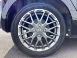 純正アルミホイールです。足元が引き立つので、車全体のイメージがアップしますよ!