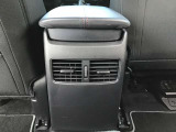 後部座席にもエアコン吹き出し口がしっかり装備されています。