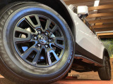 【純正18インチアルミホイール】外観にマッチした純正アルミホイールを装着しております。各種社外アルミホイールや、スタッドレスタイヤも取扱いしております。是非ご相談ください♪
