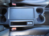 運転席と助手席の間にドリンクホルダー装備しています♪