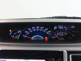 とっても見やすいメーターです。夜間時はラグジュアリーな気分にさせてくれる照明が魅力ですので、夜のドライブも楽しみになりますよ♪