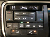 オートエアコンは左右席で独立温度コントロールが可能です。運転席はキンキンに冷やして助手席はマイルドにと言った設定が可能です☆暑さ寒さでケンカすることもなくなりますね♪
