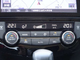 【オートエアコン】運転席と助手席の設定温度をそれぞれ独立して調整できるエアコン独立温度調整機能が搭載されており、後席エアコン吹き出し口も装備しています♪