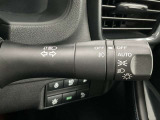 【オートライト】車のセンサーが周囲の明るさを感知し、自動でヘッドライトを点灯・消灯する機能です。この機能は夕暮れ時の交通事故が多い時間帯の安全性を高めてくれます。
