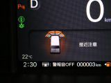 【パーキングセンサー】センサーが周辺の障害物を検知。音とディスプレー表示で障害物との距離をお知らせし、ドライバーに注意を促します。バックでの駐車時や狭い駐車場での出庫時などに役立ちます。
