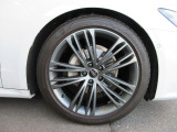 全車両に標準装備の純正アルミホイールは、純正ならではのバランスの良いデザインと、走行安定性をお楽しみ頂けます。