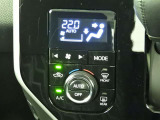 オートエアコンを装備しておりますので、四季を通じて車内を快適な温度に保つことが出来ます!高級感が有りますね!
