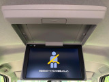 【フリップダウンモニター】大画面モニターで後席でもエンタメをお楽しみいただけます。小さなお子様にも大人気の装備です♪