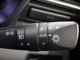 【オートライト】車外の明るさに応じて、自動的にライトの点灯・消灯をしてくれます。