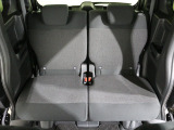 後部座席もゆったり座れます。