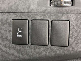 パワースライドドアの開閉スイッチです!運転席に座ったままでも操作することもできるので便利です♪