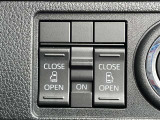両側電動スライドドアのスイッチ付です。車内からもスイッチひとつで楽にドアの開閉が可能です。電動なので開閉時に力を使う必要がなく、半ドアになることもありません!