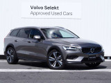 V90クロスカントリーと比べてリアゲートの角度が立っており、歴史ある四角いボルボを彷彿とさせる仕上がりです。