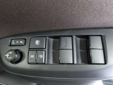 パワーウィンドウスイッチで運転席から全席の窓の開閉ができます。