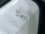 【ブラインドスポットモニター】走行中、ドアミラーの死角になりやすい箇所に後続車が接近するとサイドミラーのレンズに警告を表示!ドライバーに注意喚起をしてくれます。