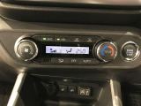 【オートエアコン】一度お好みの温度に設定すれば、車内の温度を検知し風量や温度を自動で調整してくれます。
