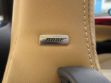 BOSEサウンドシステムを搭載。「良い音を出す」ではなく、その車種のごとに特徴を計算(車種専用設計)し、「反響音」を作り出すことによってどの座席でも自分中心で音が聴こえ、「心地よい空間」を作り出します。