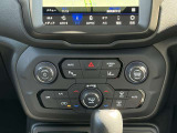 シンプルで操作しやすい運転席操作部
