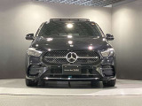 フロントグリル中央に大きく輝くスリーポインテッドスター。メルセデスベンツならではのステータスを強く感じる事ができます