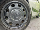 【純正14インチアルミホイール】外観にマッチした純正アルミホイールを装着しております。各種社外アルミホイールや、スタッドレスタイヤも取扱いしております。是非ご相談ください♪