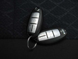 『インテリジェントキー』ですのでポケットやかばんに入れたままでもドアに付いているボタンを押してキーの開閉が出来ます♪♪ エンジンスタートもワンプッシュorひと捻り♪♪