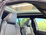 【パノラマルーフ】大型のガラスルーフ搭載で車内の解放感が一気にアップ!開放的なドライブをお楽しみいただけます。