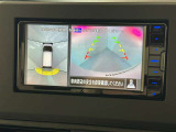 上からの視点で狭い駐車場への駐車に役立つ、アラウンドビューモニター対応メモリーナビ装備。