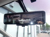 スマートルームミラーがリヤカメラで車両後方の映像ルームミラー表示しをクリアな後方視界を確保してくれます。