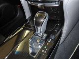誤操作の少ないゲート式シフトレバーを装備しております。