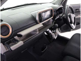 視認性のよいインパネ周りです!操作スイッチやカップホルダーも使いやすい位置に配置されています♪