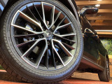 【純正20インチアルミホイール】外観にマッチした純正アルミホイールを装着しております。各種社外アルミホイールや、スタッドレスタイヤも取扱いしております。是非ご相談ください♪