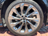 【純正21インチアルミホイール】外観にマッチした純正アルミホイールを装着しております。各種社外アルミホイールや、スタッドレスタイヤも取扱いしております。是非ご相談ください♪