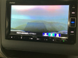 【バックカメラ】運転が苦手な方も車庫入れラクラクです!ギアをリバースに入れれば自動的に切り換わりますので、面倒な操作は不要です♪狭い駐車場もお車を傷つけず安心ですね!