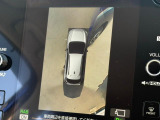 【マルチテレインモニター】車のフロントやサイドのカメラ画像を同時にモニター表示することで、悪路や狭い道を走行時でも周囲の状況確認ができ安心!本格SUVにうれしい装備です♪