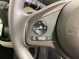ステアリングにオーディオ操作スイッチが付いています。オーディオ画面に直接タッチしなくても操作が出来ますので、運転に集中できます。