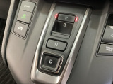 シフトはセレクトレバーのなくなったエレクトリックギアセレクターになっています。