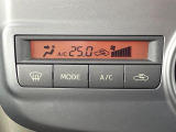 【オートエアコン】一度お好みの温度に設定すれば、車内の温度を検知し風量や温度を自動で調整。暑い&hellip;寒い&hellip;と何度もスイッチ操作をする必要はありません。快適な車内空間には必須の機能ですね♪