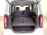 リアシートを倒すと、ラゲッジスペースを広くお使いいただけます!