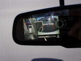 ルームミラーでアラウンドビューモニターの画像が確認出来ます。