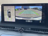 アラウンドビューモニターです。上空からお車の周りを見る感覚で表示されますので、車庫入れも簡単