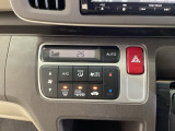 セレクトレバーの左側にオートエアコンがついてますので、簡単操作で快適に過ごせます。リア熱線のスイッチの中に、雪道に対応したサイドミラーヒーターも入っています。