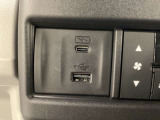 エアコン操作パネルの左側に、スマートフォンなどの充電可能なUSB端子と、音源などの外部入力の可能なUSB端子がついています。移動中に充電もできるので便利です。