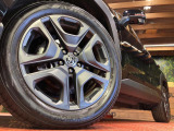 【純正19インチアルミホイール】外観にマッチした純正アルミホイールを装着しております。各種社外アルミホイールや、スタッドレスタイヤも取扱いしております。是非ご相談ください♪
